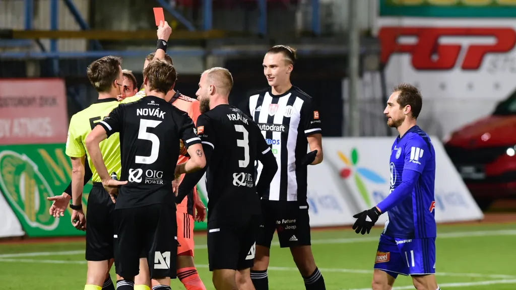 Maksym Talovierov dostává červenou kartu