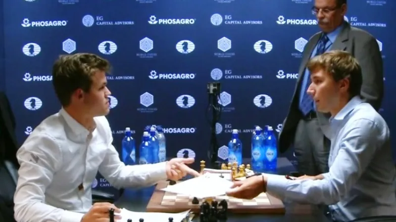 Magnus Carlsen a Sergej Karjakin debatují