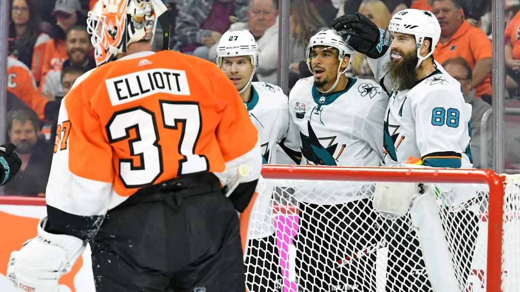 Hráči San Jose se radují z branky proti Philadelphii