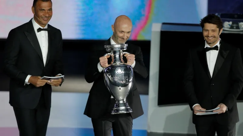 Ruud Gullit (vpravo) a Bixente Lizarazu (vlevo) uváděli slavnostní ceremoniál. Fabien Barthez přinesl trofej