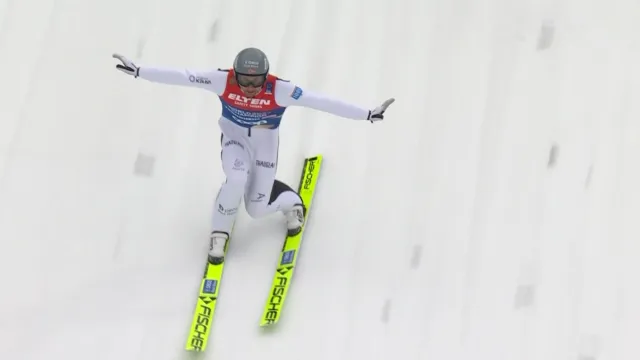 Závěr skoků na velkém můstku závodu družstev sdruženářů v Trondheimu