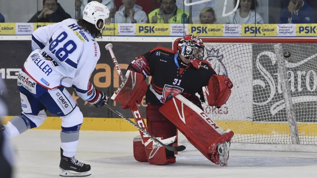 Útočník Komety Peter Mueller překonává brankáře Jaroslava Pavelku