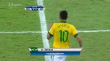 Brazílie - Španělsko: Neymar propálil Casillase - 2:0 (44. min.)