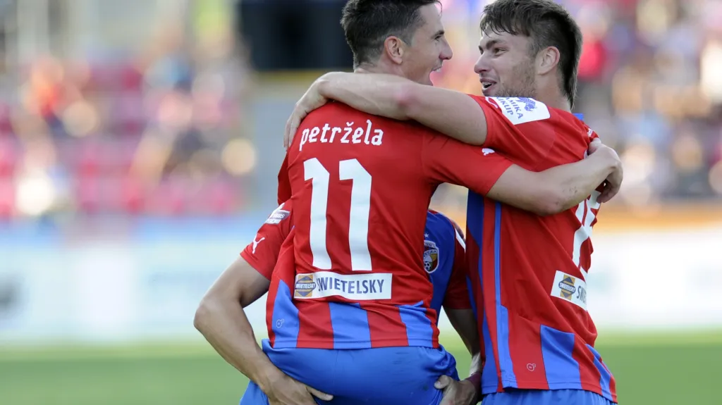 Slavící Milan Petržela a Tomáš Wagner
