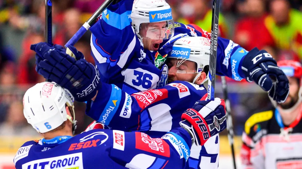 Jakub Krejčík (uprostřed) se raduje se spoluhráči z Brna z gólu