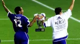 Thierry Henry (vlevo) s trofejí pro mistry Evropy