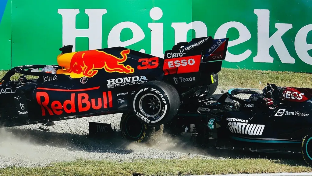 Kolize Lewise Hamiltona s Maxem Verstappenem