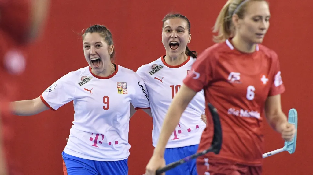 České florbalistky Nela Jiráková (vlevo) a Vendula Beránková se radují z gólu