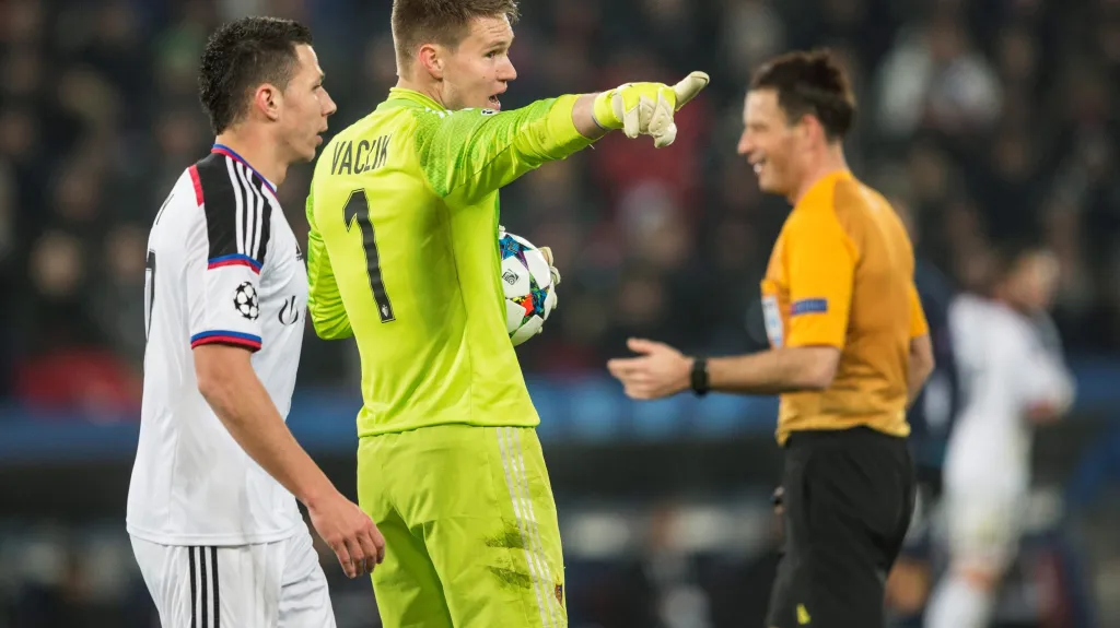 Brankář Tomáš Vaclík a Marek Suchý z Basileje