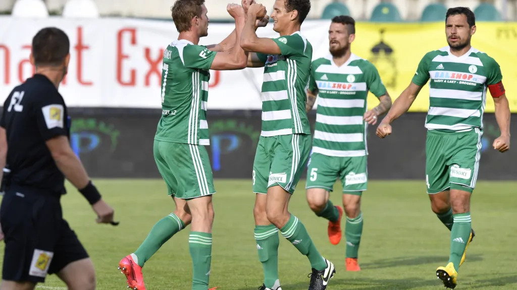 Téměř bezkontaktní oslava gólů v podání hráčů Bohemians