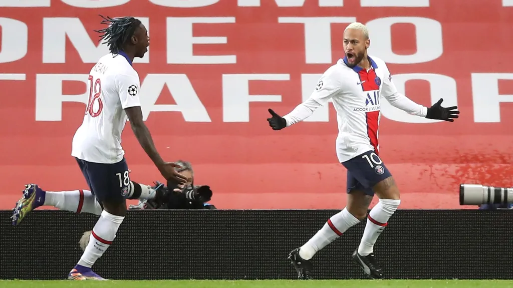 Neymar (vpravo) z PSG se raduje z gólu na Old Trafford