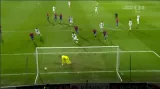 Nebezpečný přímý kop v podání Rakického (17. min.)