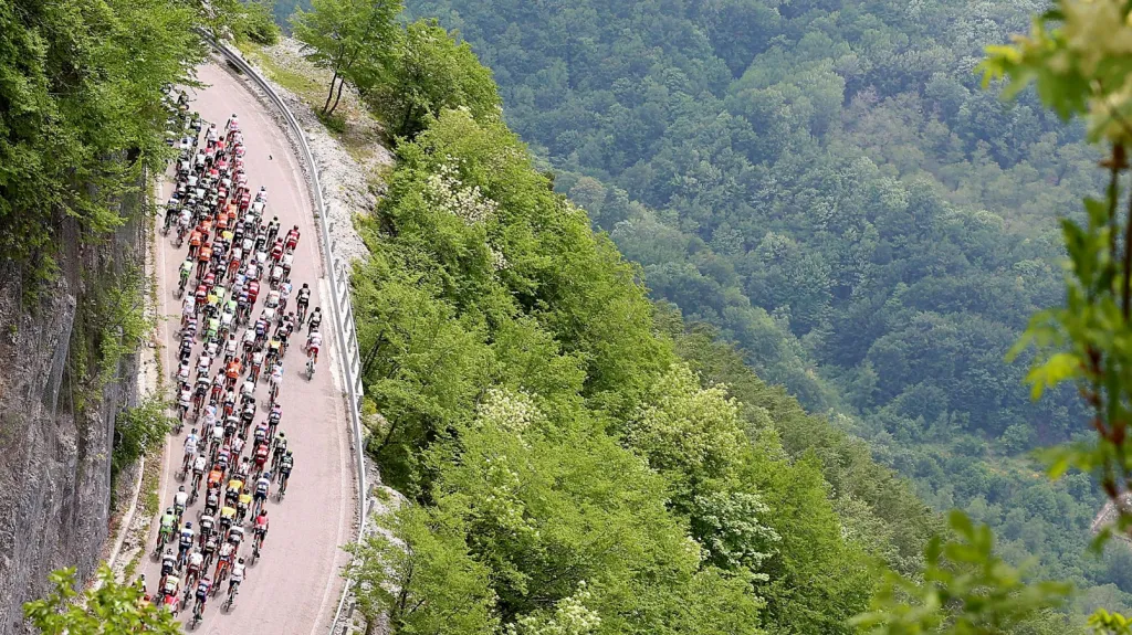Peleton Gira v průběhu 9. etapy