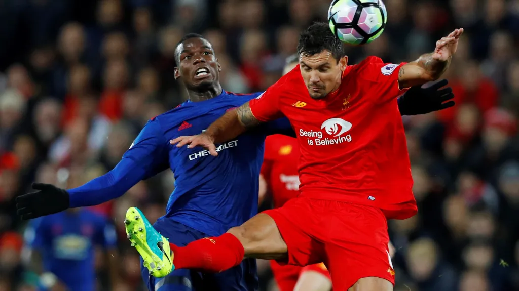 Paul Pogba z Manchesteru United (vlevo) v hlavičkovém souboji s Dejanem Lovrenem z Liverpoolu
