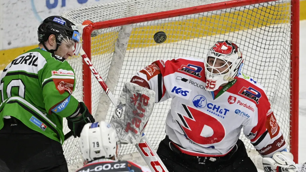 Gólman Hradce Milan Klouček zasahuje