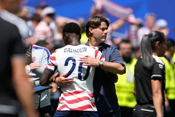 Mauricio Pochettino v objetí se svým svěřencem Folarinem Balogunem