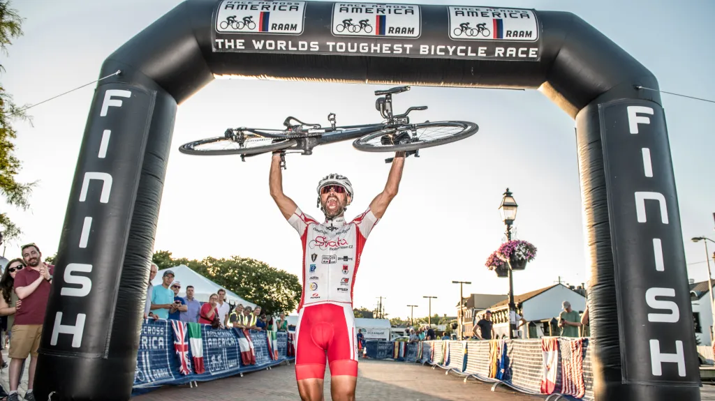 Svaťa Božák v cíli závodu Race Across America