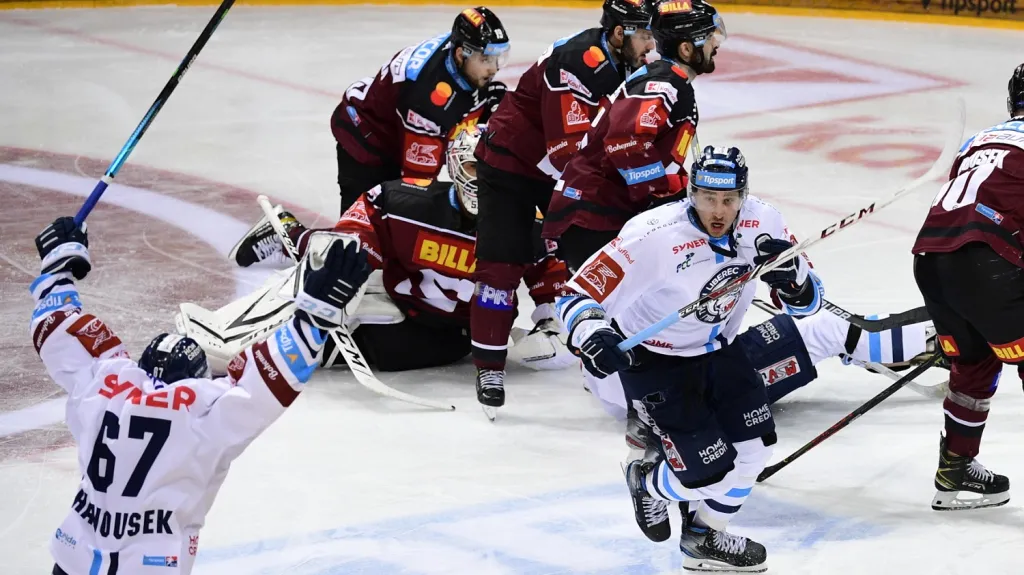 Jaroslav Vlach slaví gól do sítě Sparty