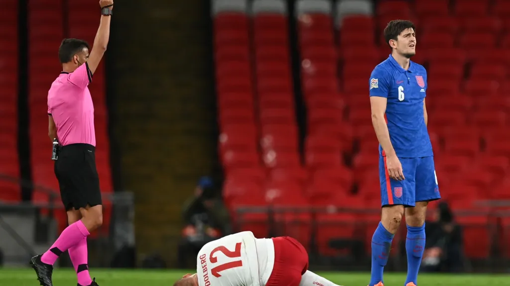 Harry Maguire (vpravo) inkasuje červenou kartu