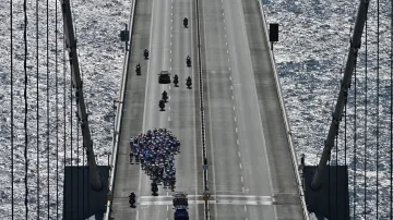 Průjezd pelotonu z výšky