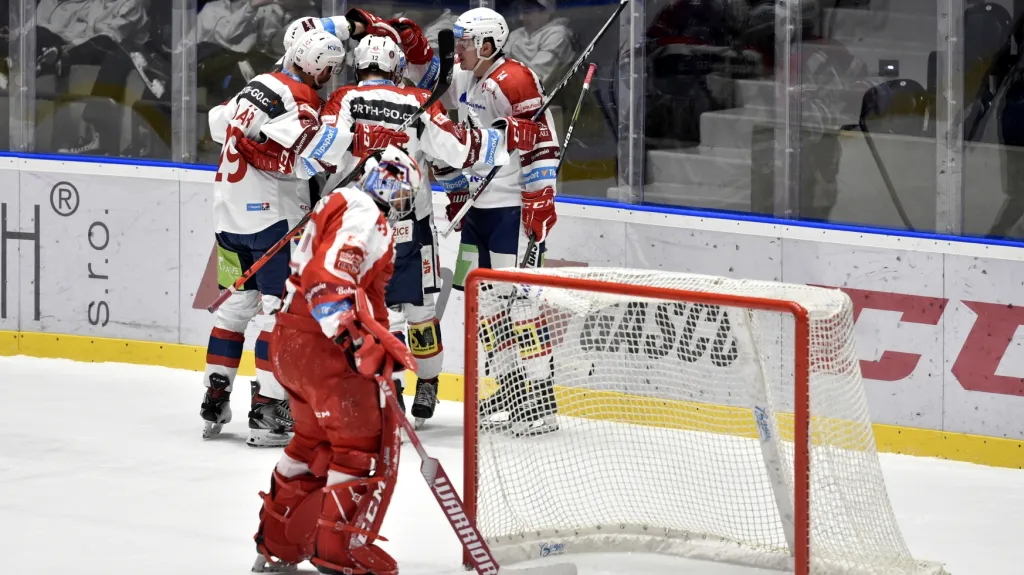 Pardubičtí hokejisté se radují z gólu v síti Olomouce