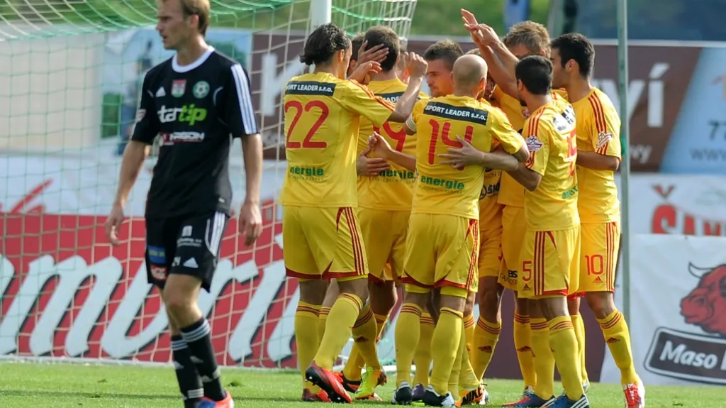 Fotbalisté Dukly se radují z gólu
