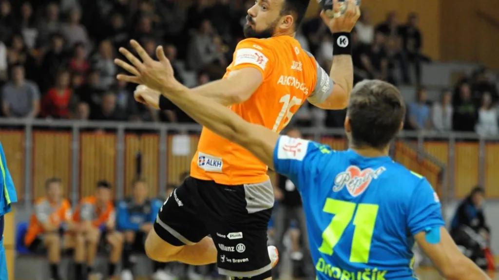 Milan Ivancev z Plzně se pokouší prosadit proti frýdeckomístecké defenzivě