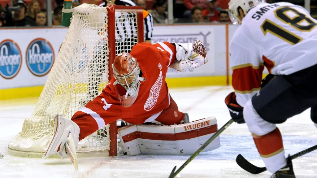 Petr Mrázek v utkání s Floridou