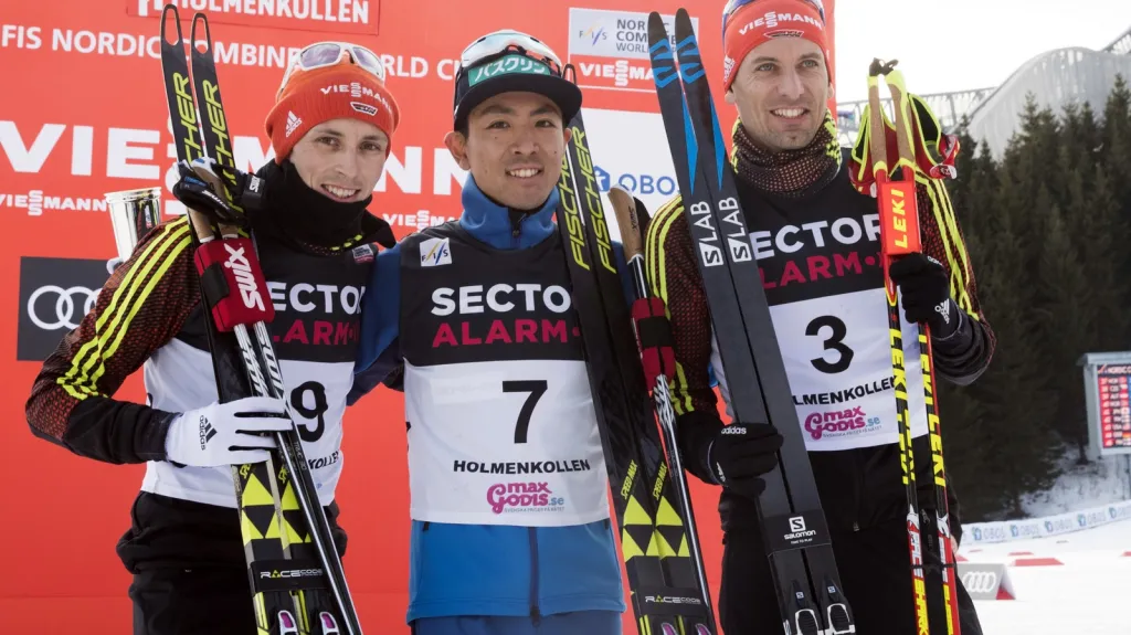 Akito Watabe (uprostřed) po vítězství v Oslu