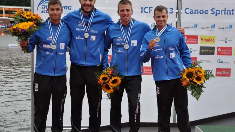 eští kajakáři (zprava) Daniel Havel, Lukáš Trefil, Josef Dostál a Jan Štěrba pózují se stříbrnými medailemi