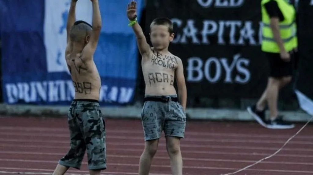 Hajlující mladý fanoušek Levski Sofia