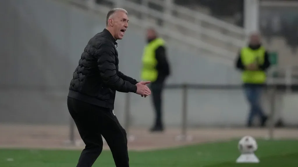 Martin Hyský v utkání s Panathinaikosem