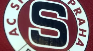 Logo Sparty se třemi zlatými hvězdami