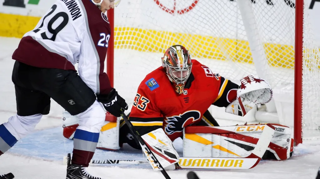 Brankář David Rittich čelí střelci Nathanu MacKinnonovi