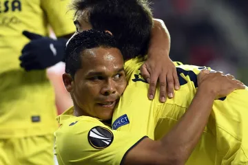 Slavící Carlos Bacca se spoluhráči z Villarrealu