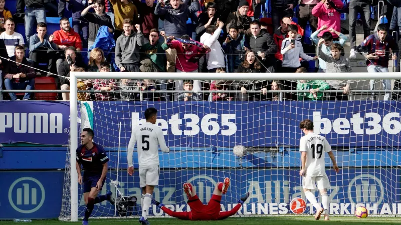 Gonzalo Escalante slaví vstřelený gól proti Realu Madrid