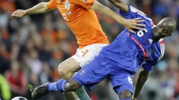 Claude Makelele a Ruud van Nistelroij bojují o míč