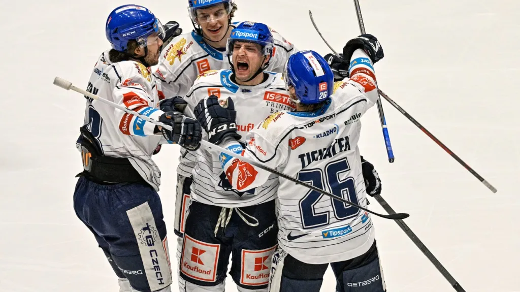 Jakub Babka slaví s kladenskými spoluhráči gól