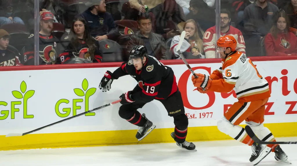 Drake Batherson (19) z Ottawy v utkání s Anaheimem