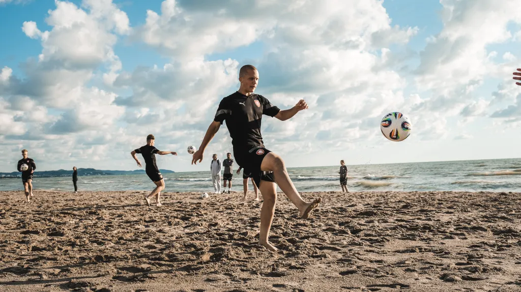 Sedmnáctka si v Albánii zatrénovala na pláži