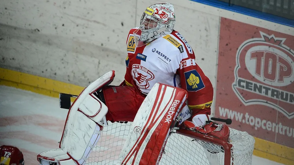 Brankář Slavie Miroslav Kopřiva se raduje z vítězství