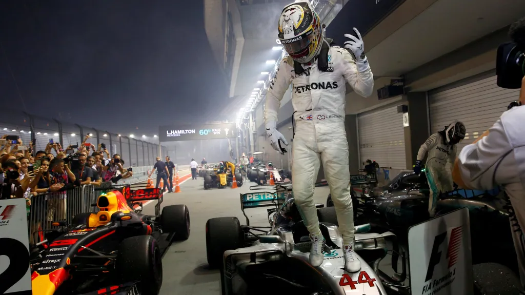 Slavící Lewis Hamilton po vítězství ve VC Singapuru