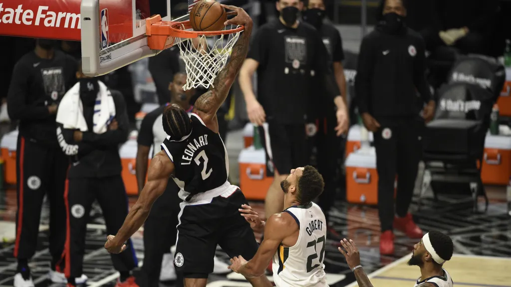Kawhi Leonard se prosazuje v zápase proti Utahu