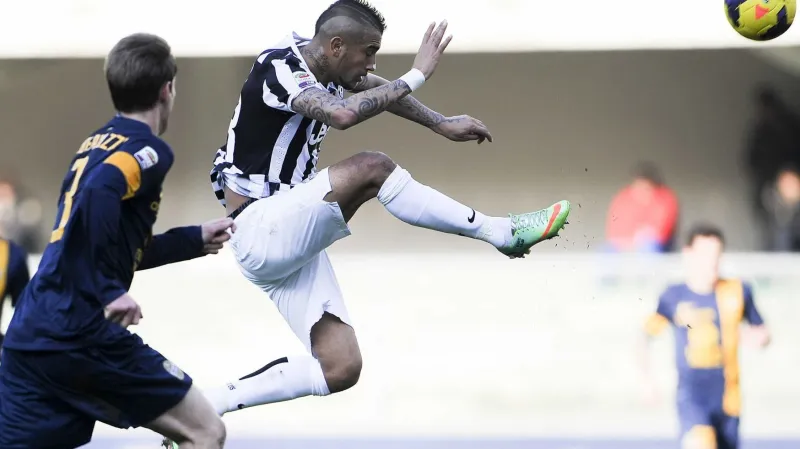 Arturo Vidal v utkání s Veronou