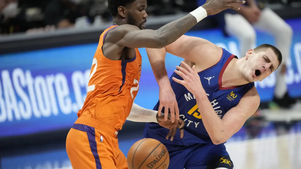 Nikloa Jokič v utkání proti Suns