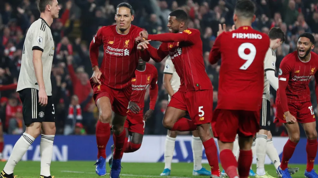 Liverpoolský Virgil van Dijk se raduje z gólu v síti Manchester United