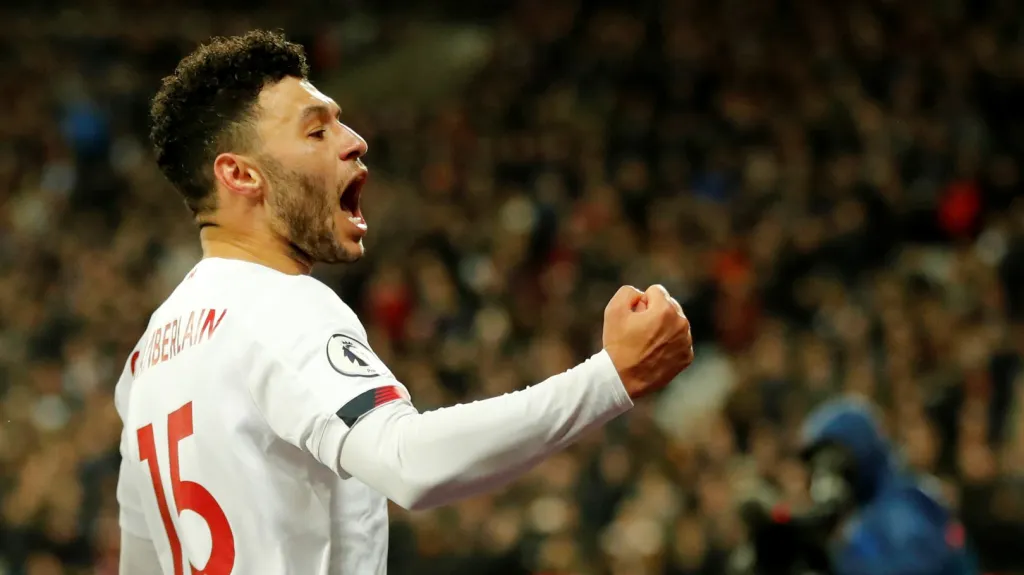 Alex Oxlade-Chamberlain slaví druhý gól v síti West Hamu