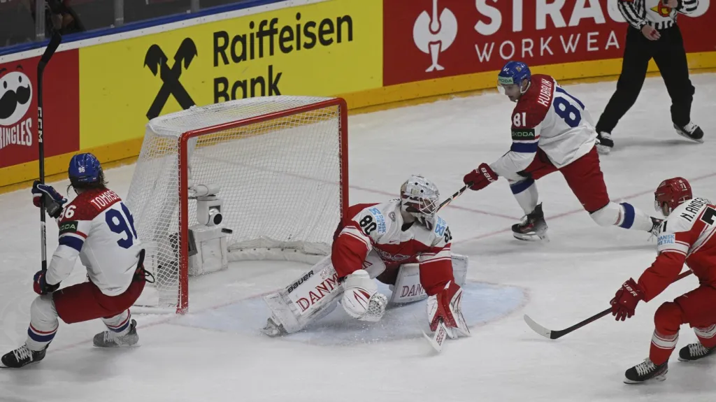 Dominik Kubalík skóruje proti Dánům po nahrávce Davida Tomáška