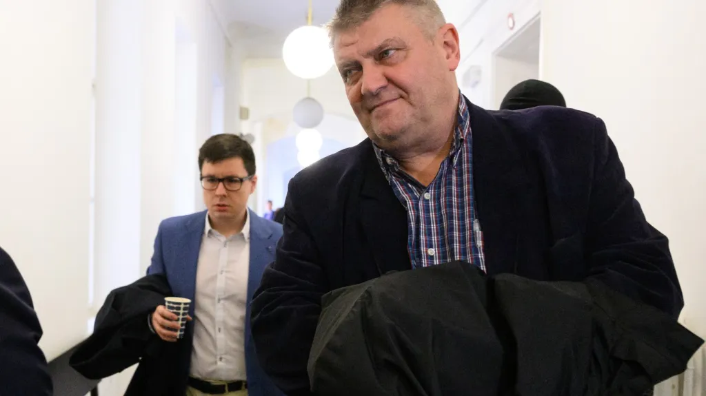 Ivo Kaderka na chodbě Obvodního soudu pro Prahu 7