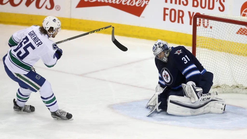 Ondřej Pavelec v utkání proti Vancouveru